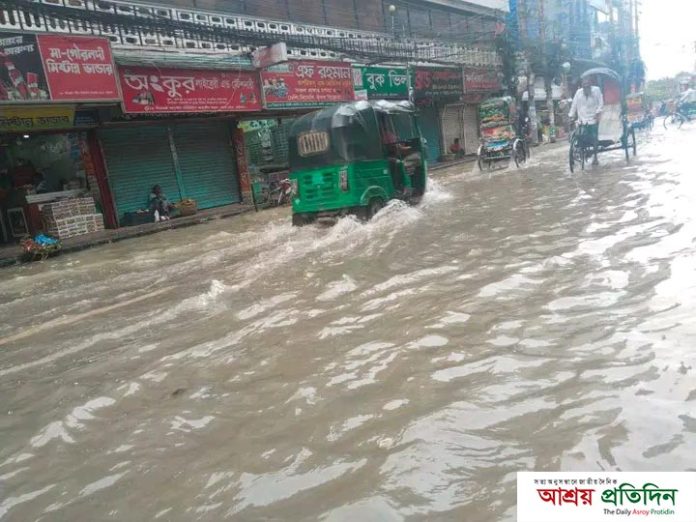 নিম্নচাপে প্রভাবে তলিয়ে গেছে বরিশাল নগরী